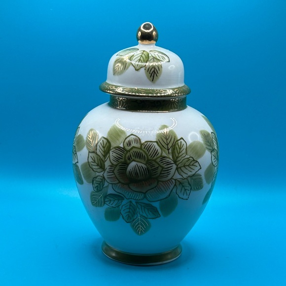 Vintage green, gold , white ginger jar, Asian decor, chinoiserie, st Patrick ☘️ - Picture 1 of 3